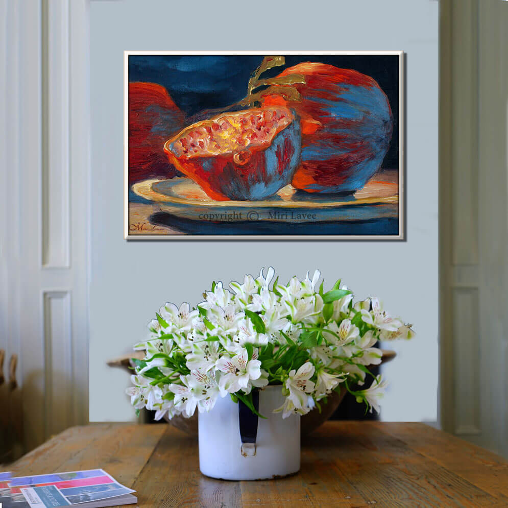 ציור רימונים על צלחת בכחול וכתום תמונה בסגנון אימפרסיוניסטי בפינת אוכל ליד השולחן ציירת מירי לביא