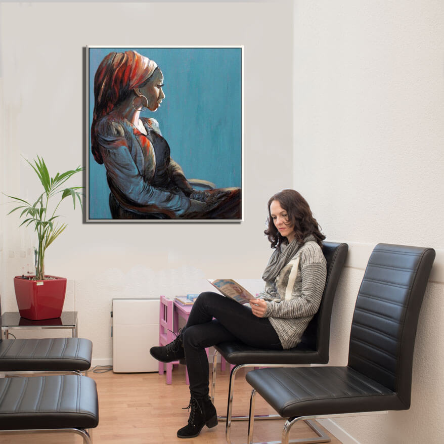 ציור אישה עם כיסוי ראש אדום יושבת על רקע כחול תמונה רגועה בקליניקה לנשים, ציירת מירי לביא.
