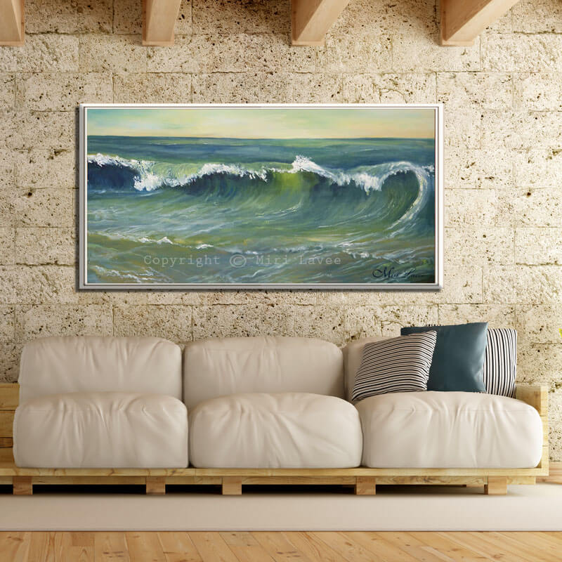 ציור ים וגלים נשימת הים תמונה מעל הספה בסלון ציירת מירי לביא