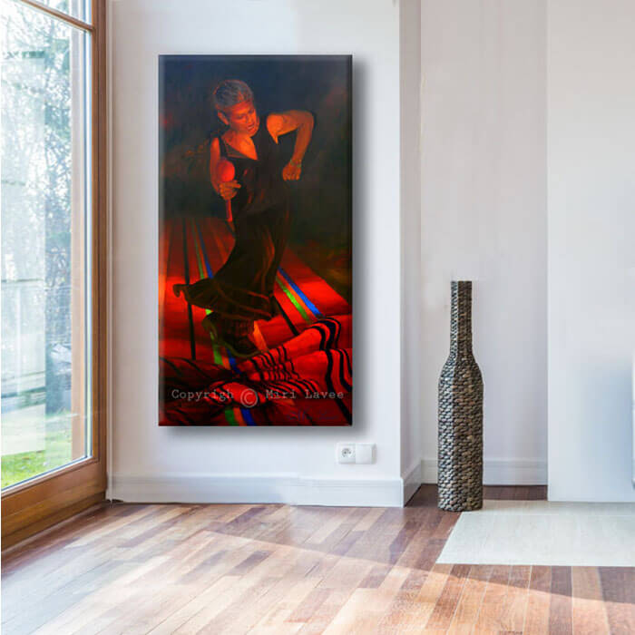 ציור אישה בצבעים שחור ואדום "רוקדת על שטחים" בסגנון מקסיקני מקולקצית הציורים "צבעי מקסיקו" תמונה גדולה בסלון מעוצב, ציירת מירי לביא