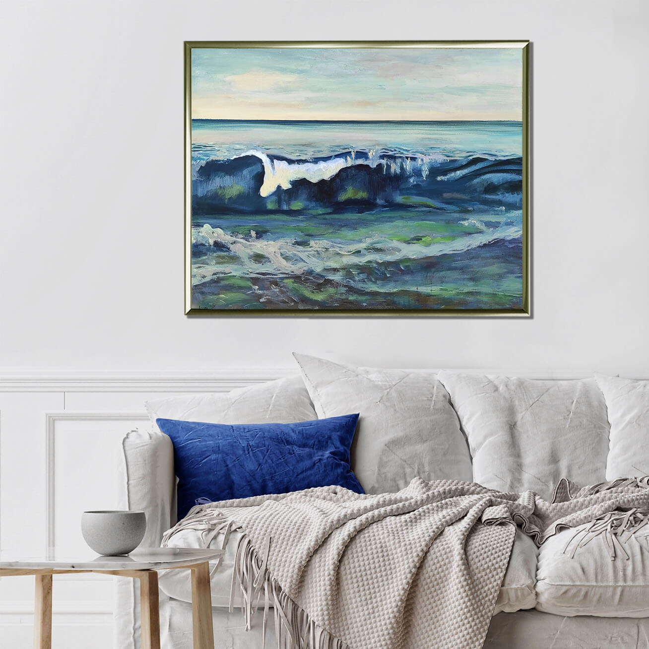ציור ים וגלים, ציור מעל ספה לבנה, תמונה לסלון בצבעים כחול וירוק, ציירת מירי לביא.