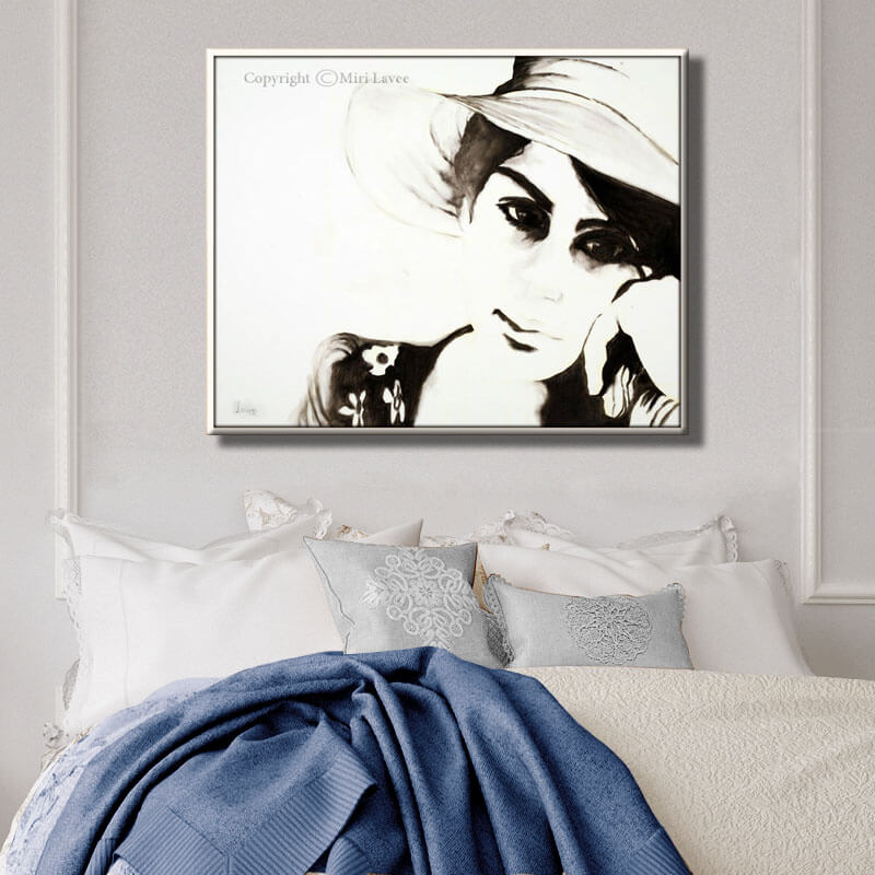 ציור של נערה בגוונים שחור ולבן מעל המיטה בחדר שינה מעוצב מסדרת נערה עם כובע ציירת מירי לביא