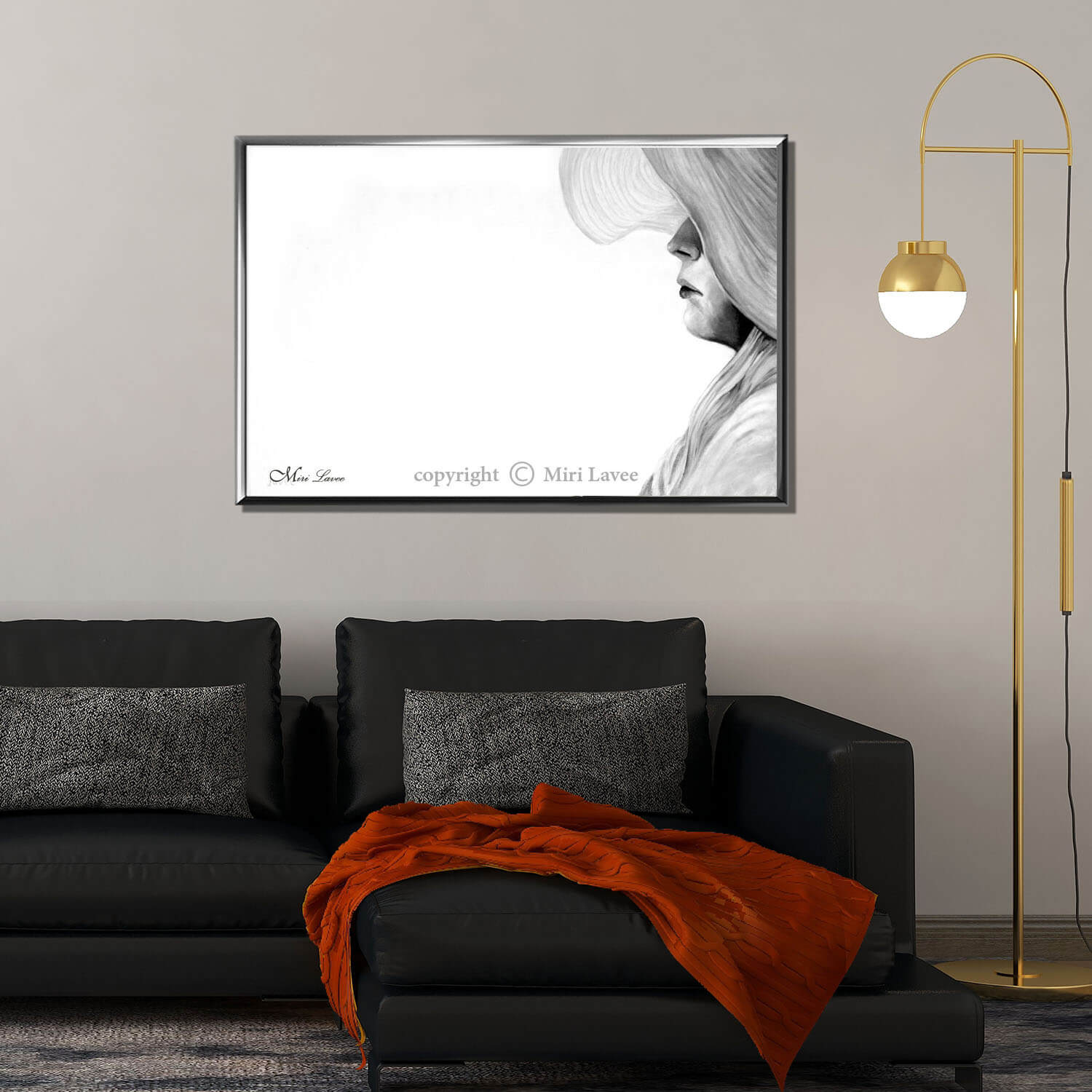 ציור נערה עם כובע, מביטה למרחק ציור בגוונים אפורים על רקע לבן תמונה רגועה וייחודית בסלון מעוצב מעל ספה שחורה ציירת מירי לביא