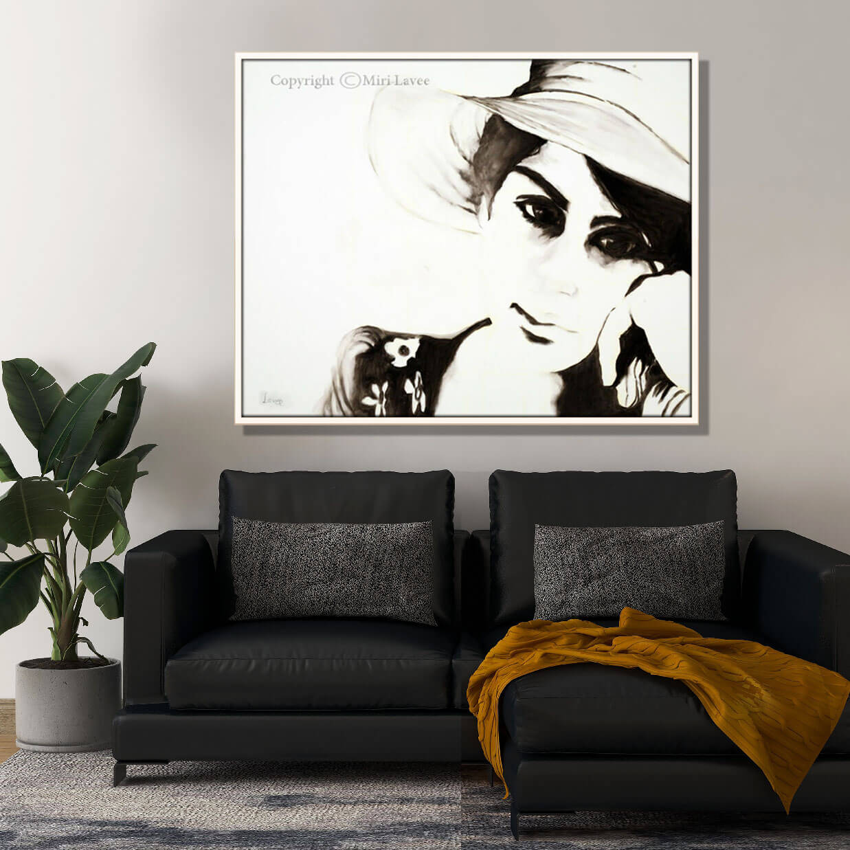 ציור של נערה בשחור לבן מעל ספה שחורה בסלון מעוצב ציירת מירי לביא