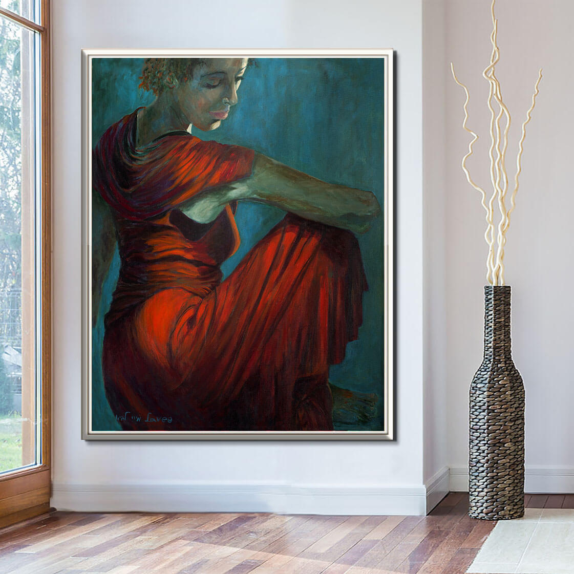 ציור אישה יושבת בשמלה אדומה הכתף והירך מוארים בעוד פניה בצל תמונה גדולה על קיר שלם בסלון ציירת מירי לביא