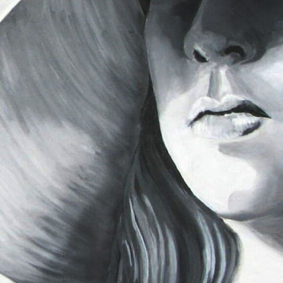 פרט מתוך ציור שחור לבן פניה בצל ציור נערה עם כובע, בגוונים לבן ואפורים ציירת מירי לביא