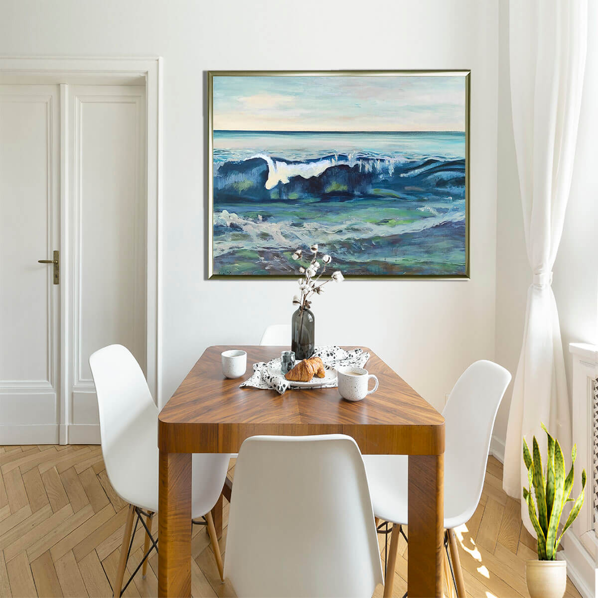 ציור ים וגלים בפינת אוכל בהירה ציירת מירי לביא