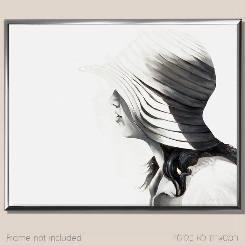ציור נערה עם כובע באור השמש תמונה גדולה של שלווה בגוונים אפורים ולבן ציירת מירי לביא.