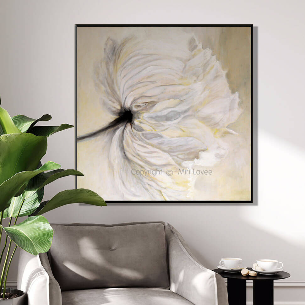ציור פרח לבן גדןל מעל כורסא בסלון ציירת מירי לביא