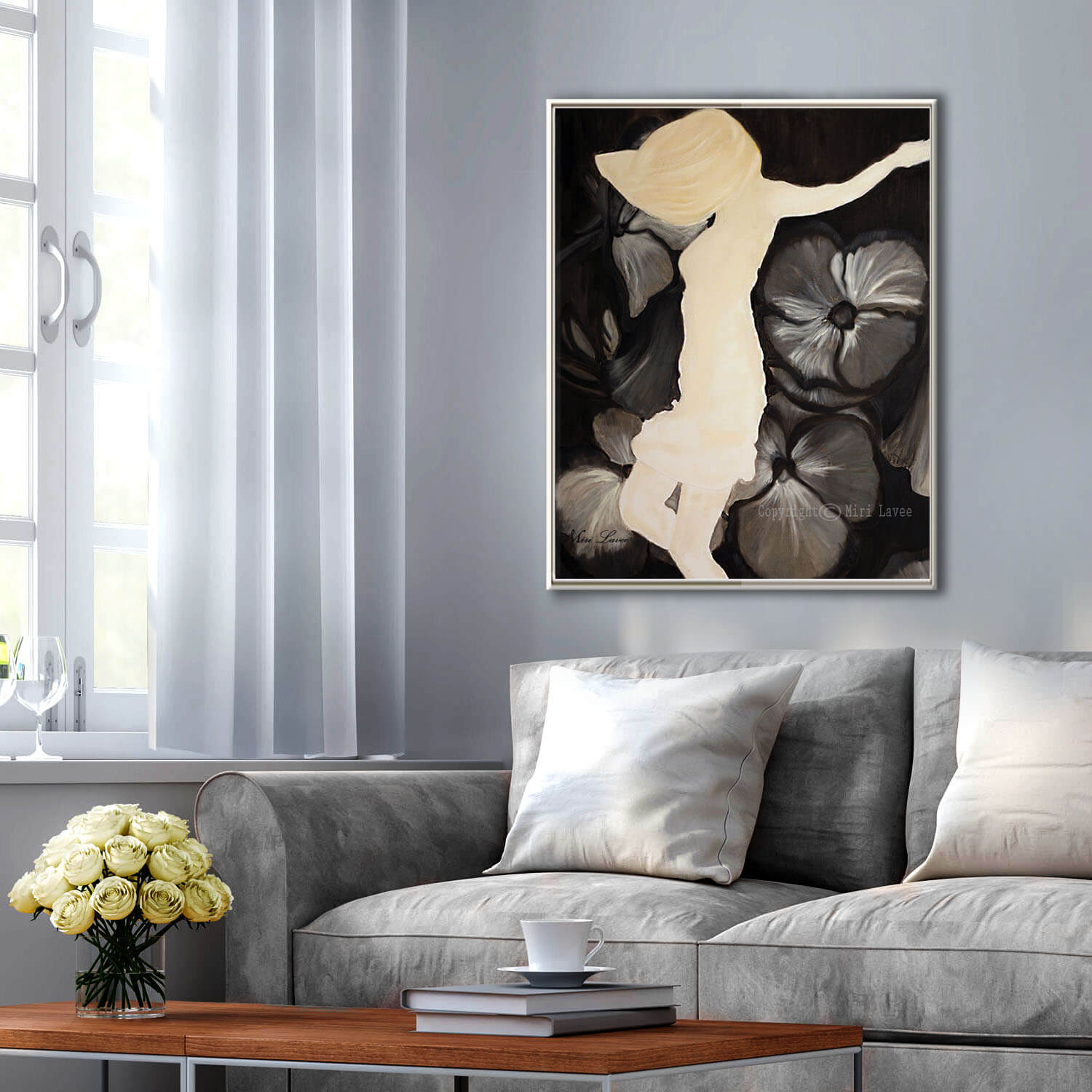 ציור רוקדת בין פרחים תמונה גדולה בשחור לבן מעל הספה בסלון אינטימי מעוצב ציירת מירי לביא