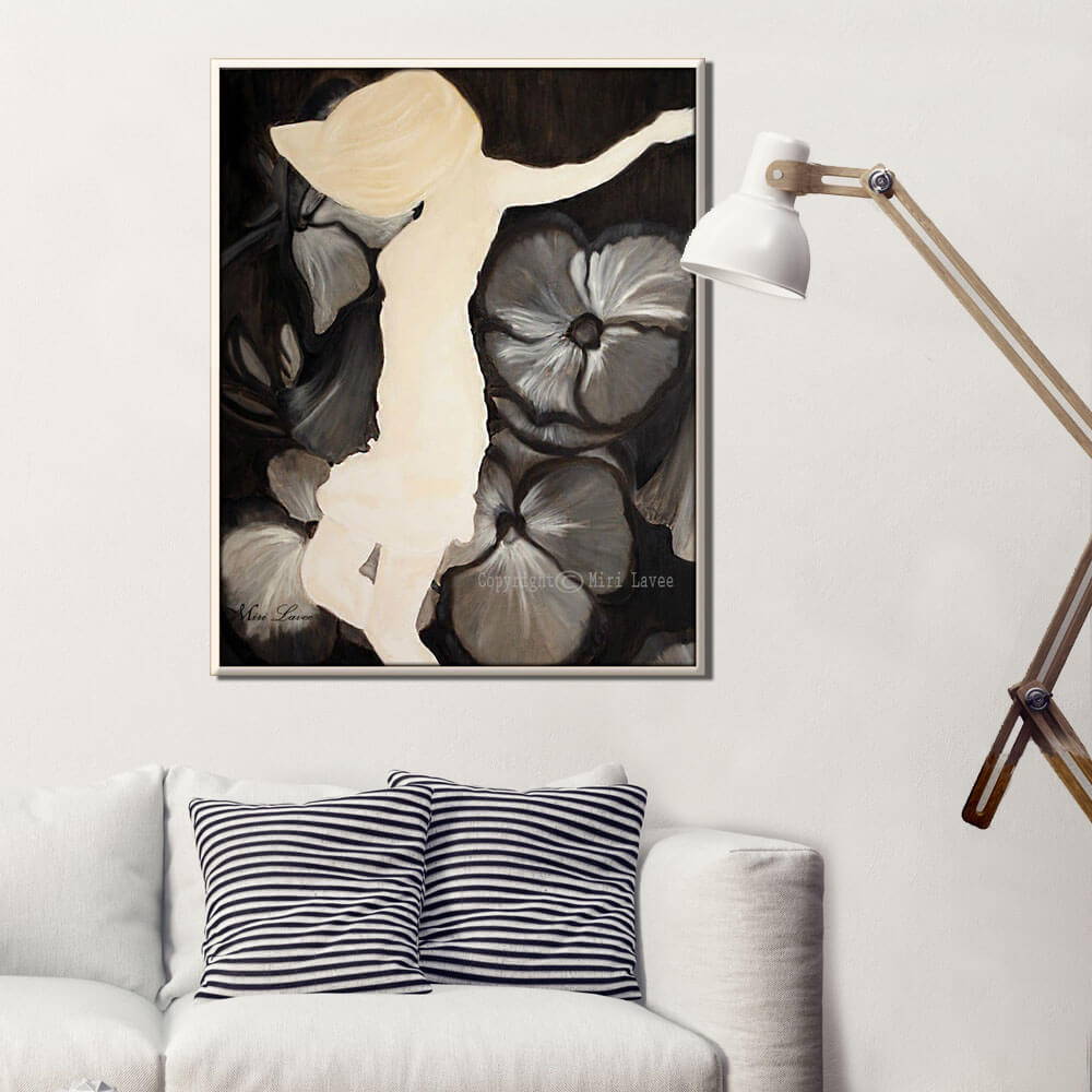 ציור רוקדת בין פרחים, תמונה גדולה בשחור לבן בסלון צעיר מעל הספה ציירת מירי לביא