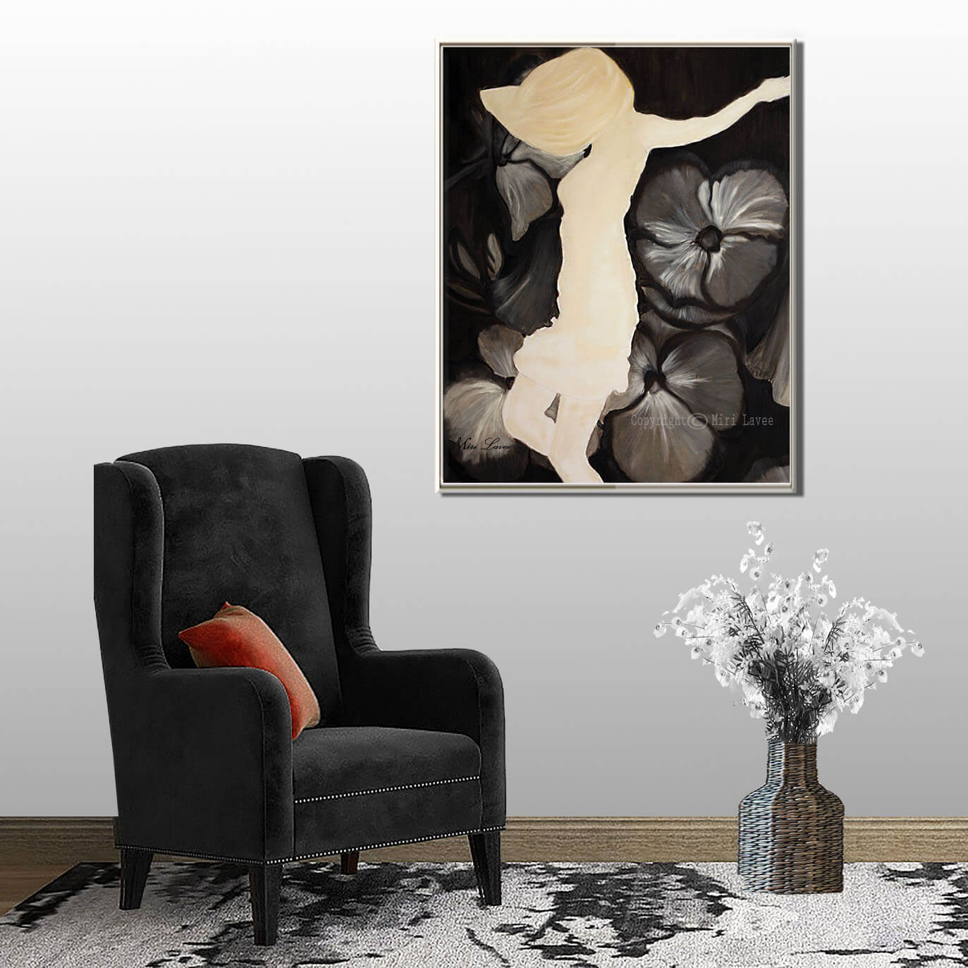 ציור רוקדת בין פרחים תמונה גדולה בשחור לבן בחדר יוקרתי מעוצב עם כורסא שחורה ציירת מירי לביא