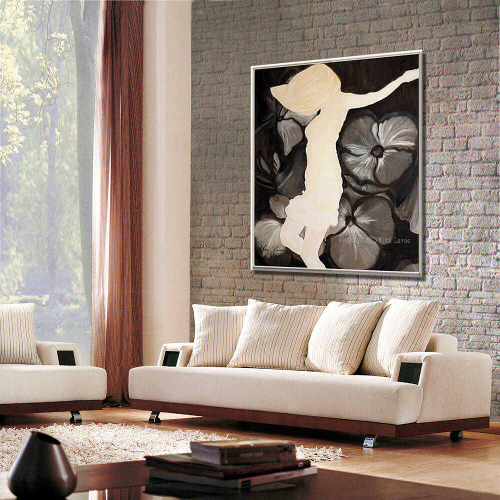 ציור רוקדת בין פרחים תמונה גדולה בשחור לבן מעל הספה בסלון מעוצב ציירת מירי לביא