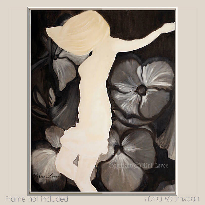 ציור רוקדת בין פרחים תמונה בשחור לבן ציירת מירי לביא