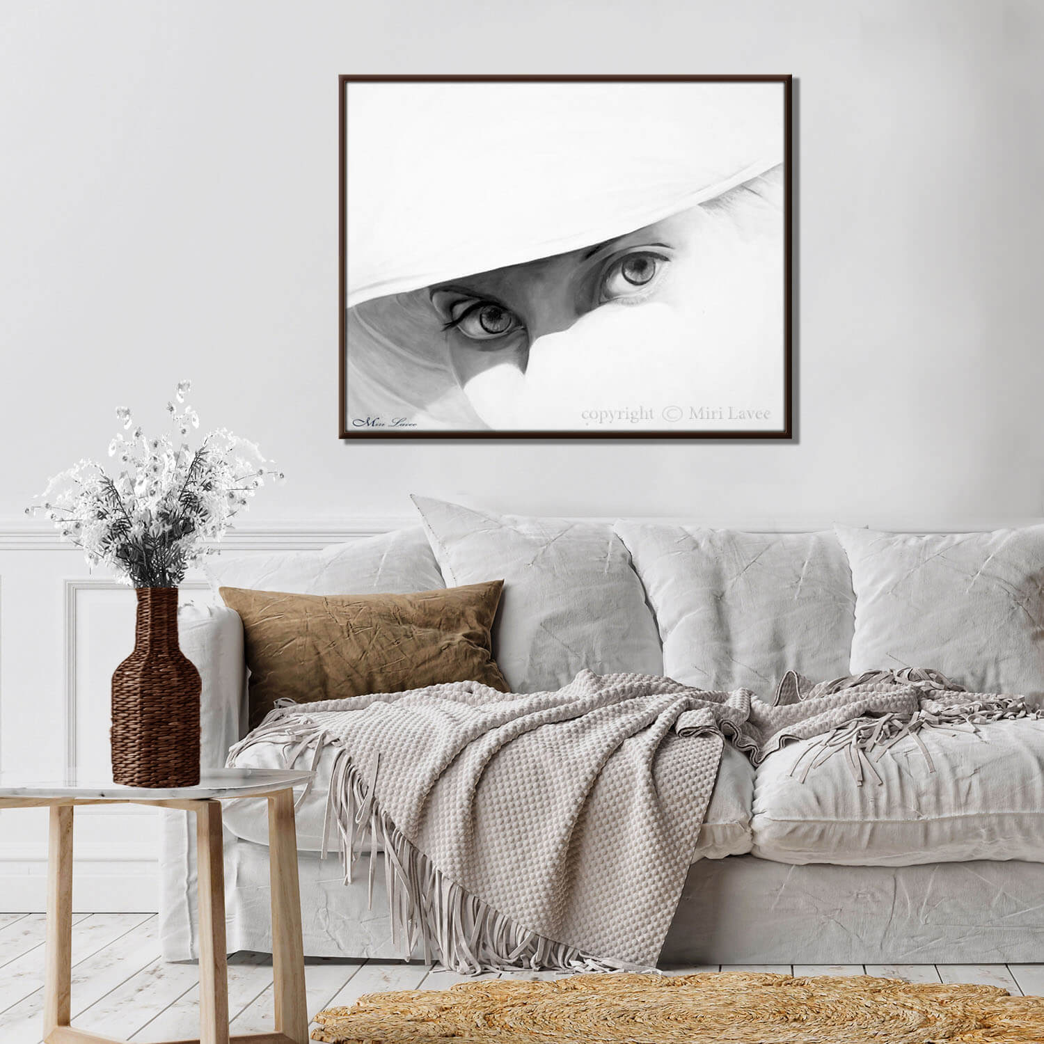 ציור של עיניים בצבעי שמן אפורים על רקע לבן צל על עיניה תמונה גדולה בסלון מעוצב ציירת מירי לביא