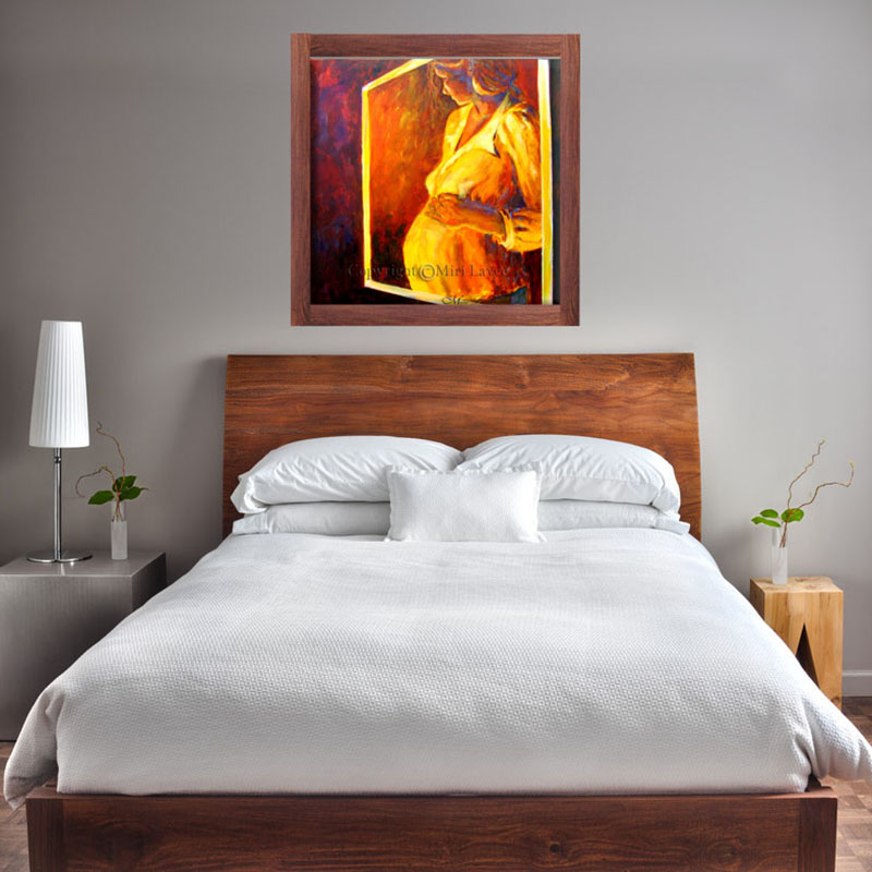 ציור אישה בהריון השתקפות במראה תמונה בגוונים כתומים צהובים וחומים תמונה בחדר שינה ציירת מירי לביא