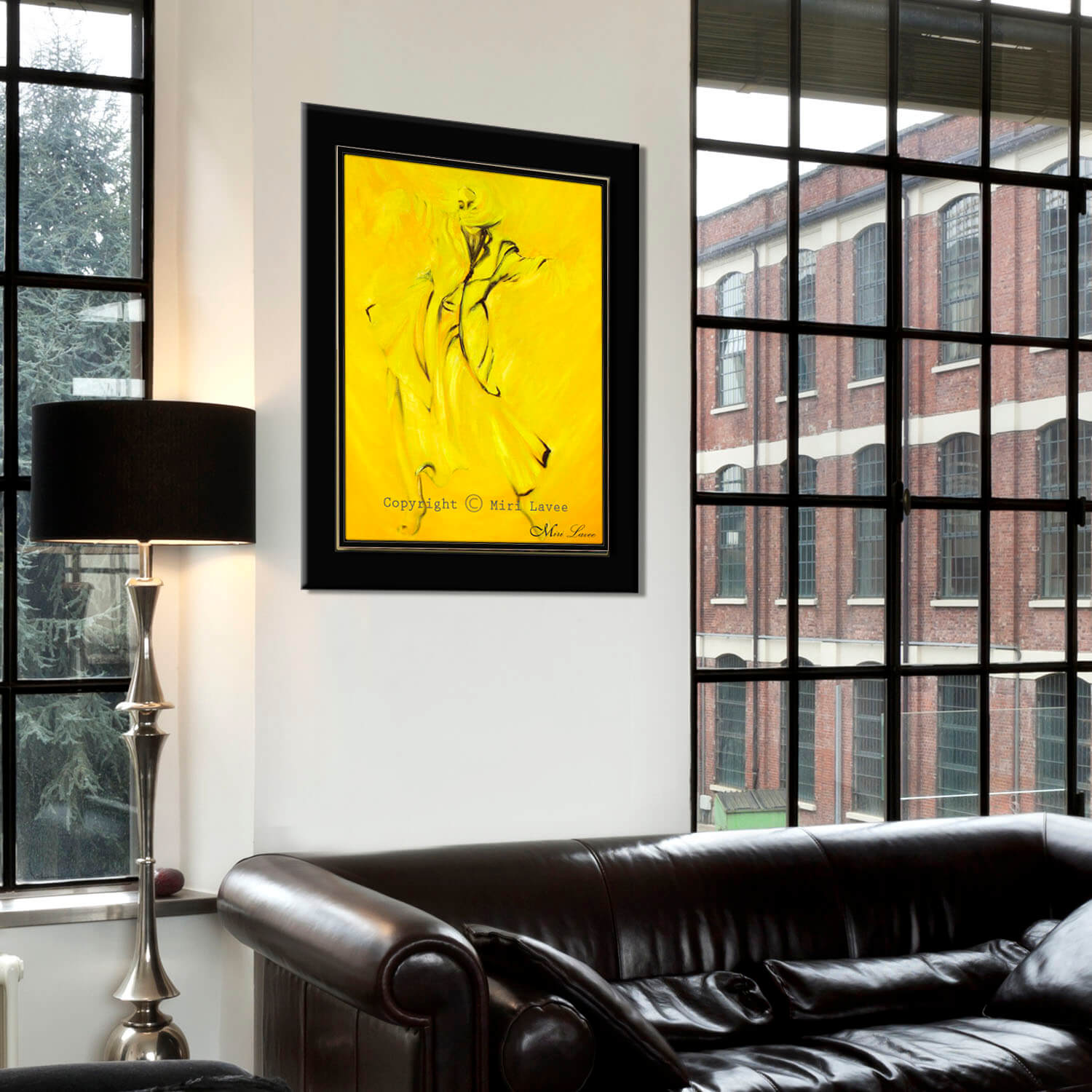 ציור אישה רוקדת באור זהוב ציור גדול ומרשים שבולט בסלון בעיצוב שחור ציירת מירי לביא