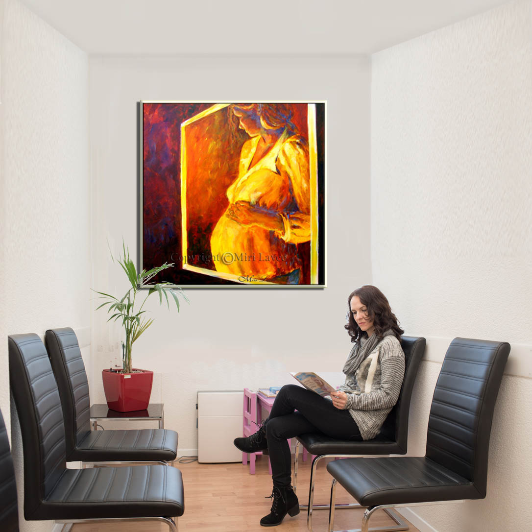 ציור אישה בהריון השתקפות במראה תמונה בגוונים כתומים צהובים וחומים בפינת ישיבה בקליניקה לבריאות האישה ציירת מירי לביא