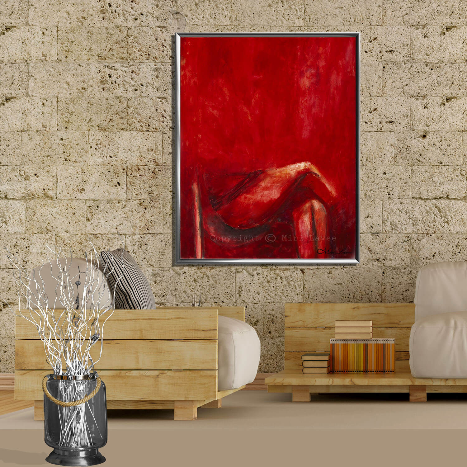 ציור גדול מופשט של דמות חלקית יושבת רגל על רגל באדום תמונה בסלון מעוצב ציירת מירי לביא