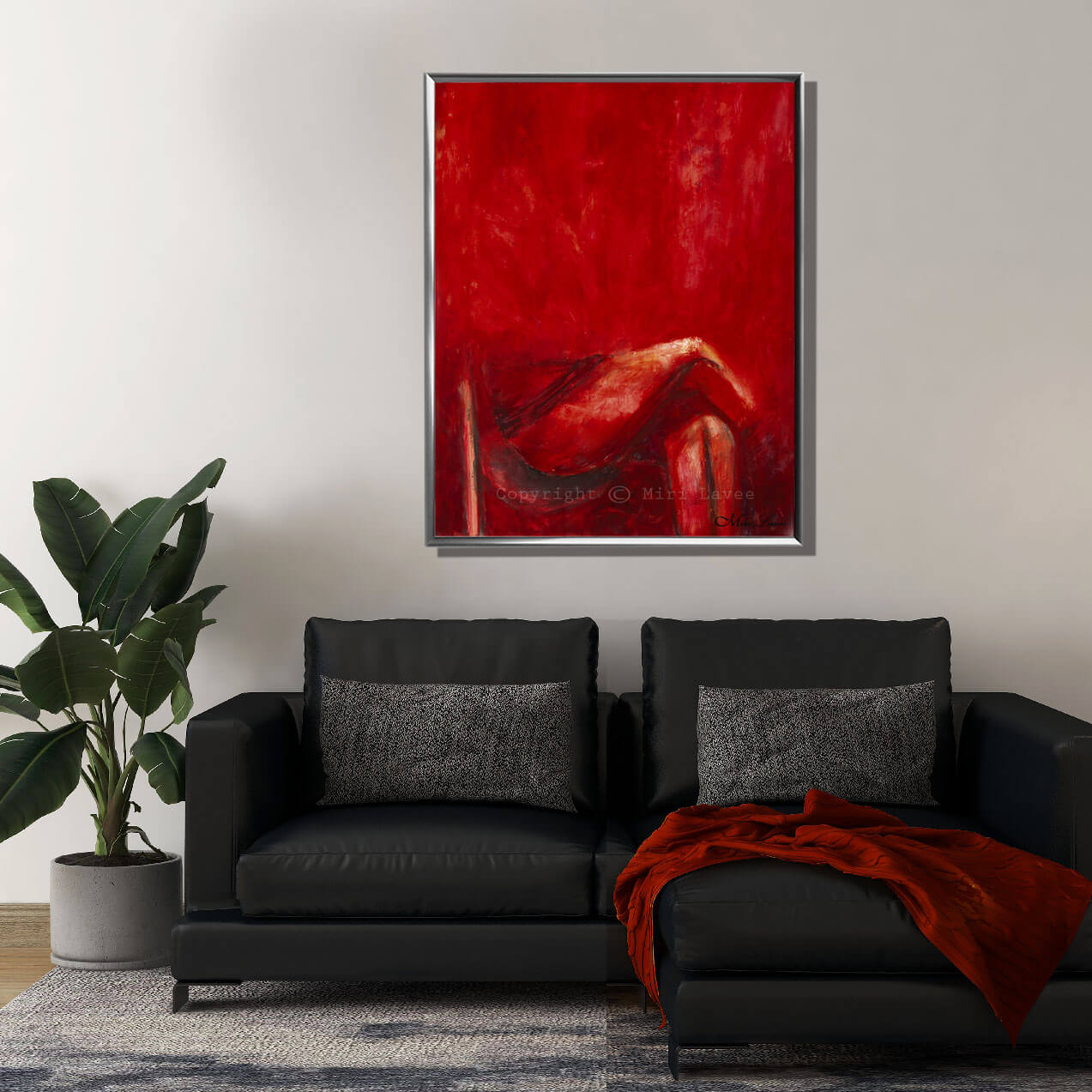 ציור גדול מופשט של דמות יושבת רגל על רגל באדום תמונה אדומה בסלון מעוצב מעל הספות ציירת מירי לביא