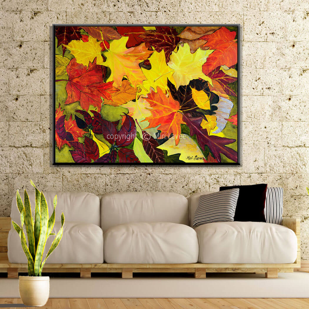 ציור צבעוני מלא שמחה של עלים בסתיו מעל ספה בסלון