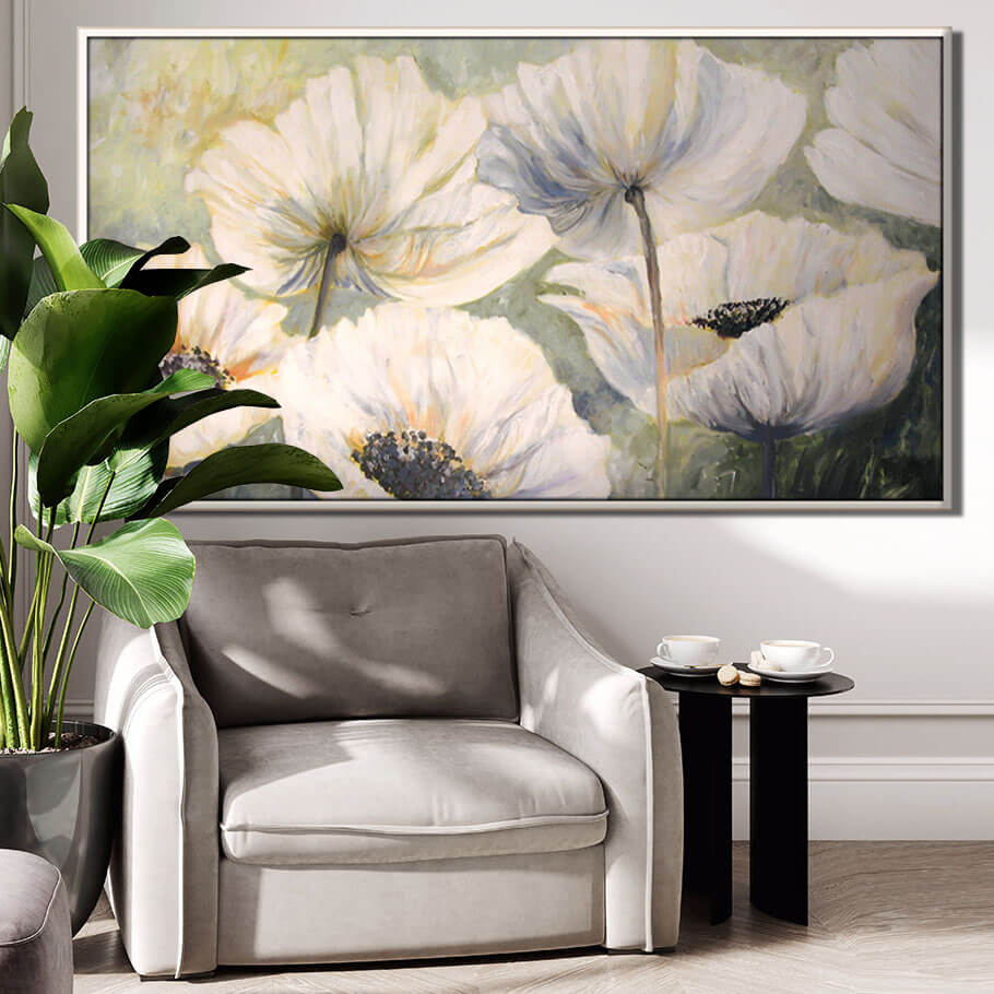 ציור אופקי גדול של כלניות לבנות תמונת פרחים לבנים מעל כורסא בסלון ציירת מירי לביא