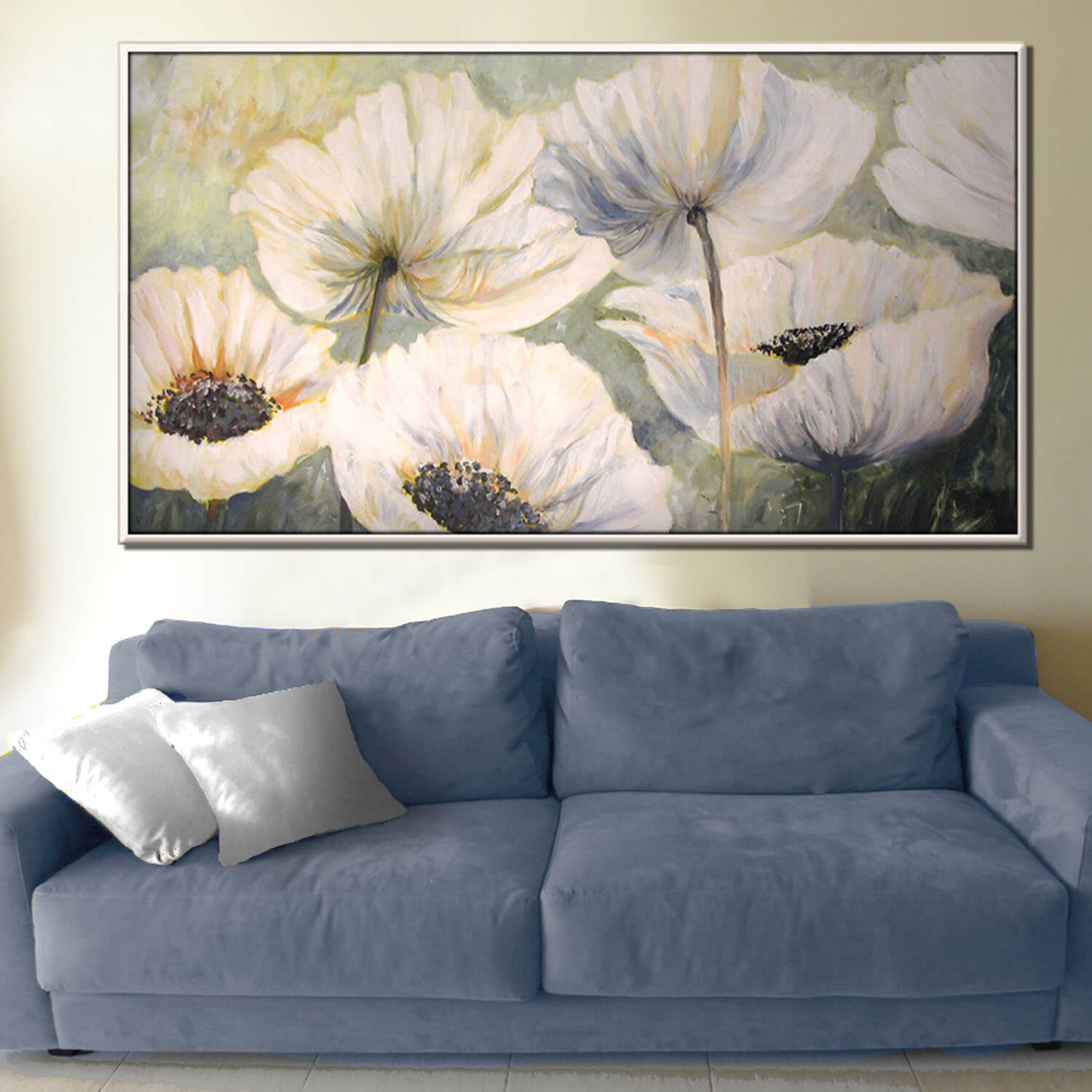 ציור אופקי של כלניות לבנות תמונת פרחים לבנים מעל ספה בהירה בסלון ציירת מירי לביא