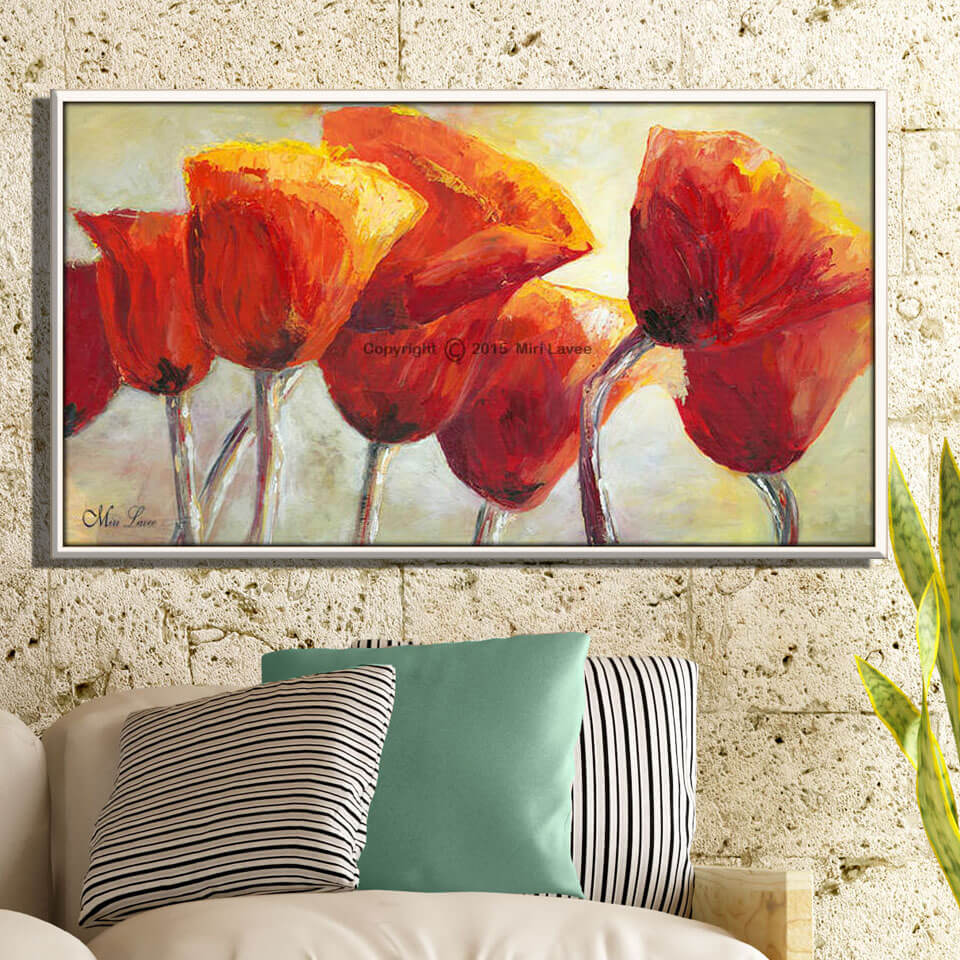 ציור פרחים, תמונת פרגים עם טקסטורות מעל הספה בסלון מעוצב, ציירת מירי לביא