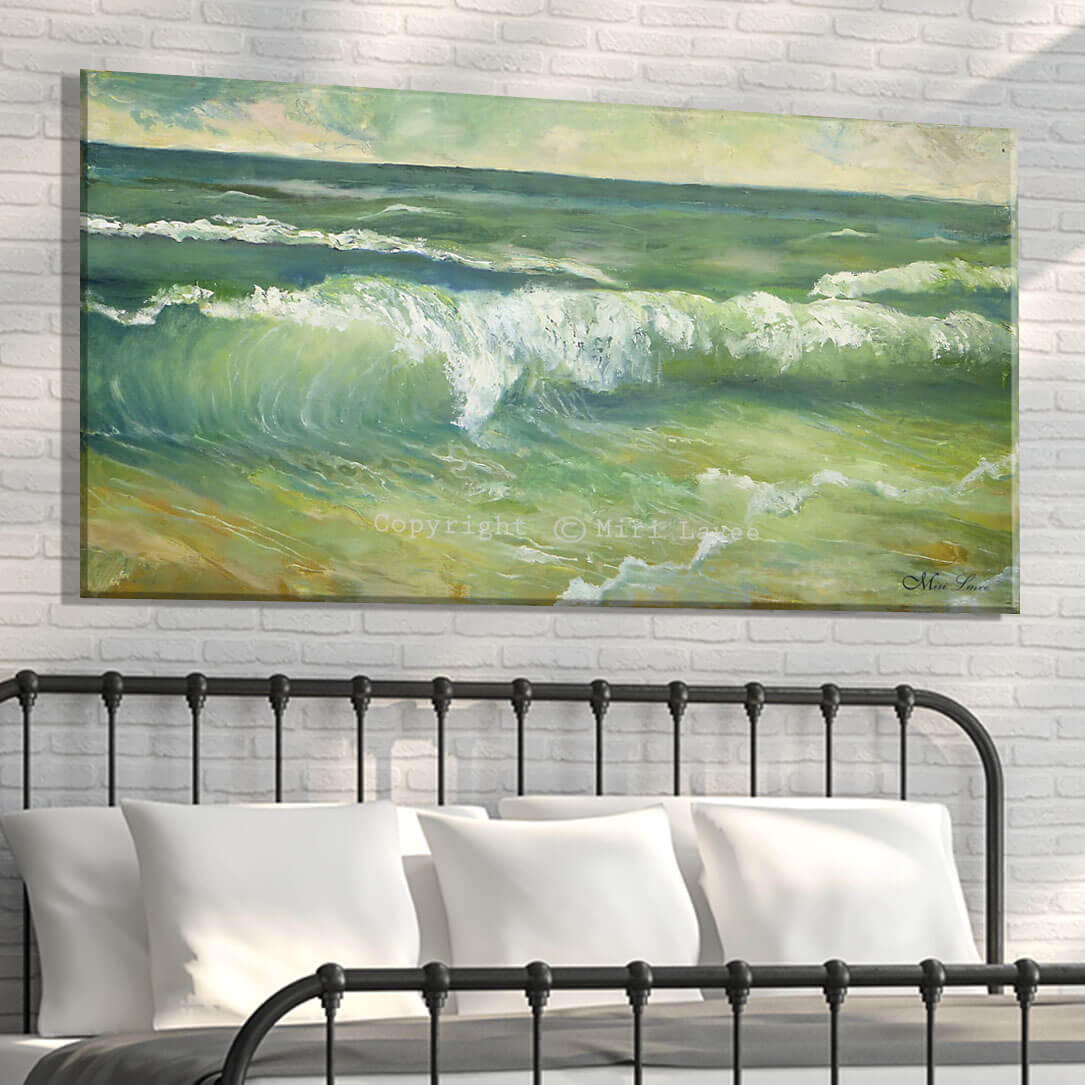 ציור ים וגלים קצף גלים תמונה מעל המיטה בחדר שינה לבן ציירת מירי לביא