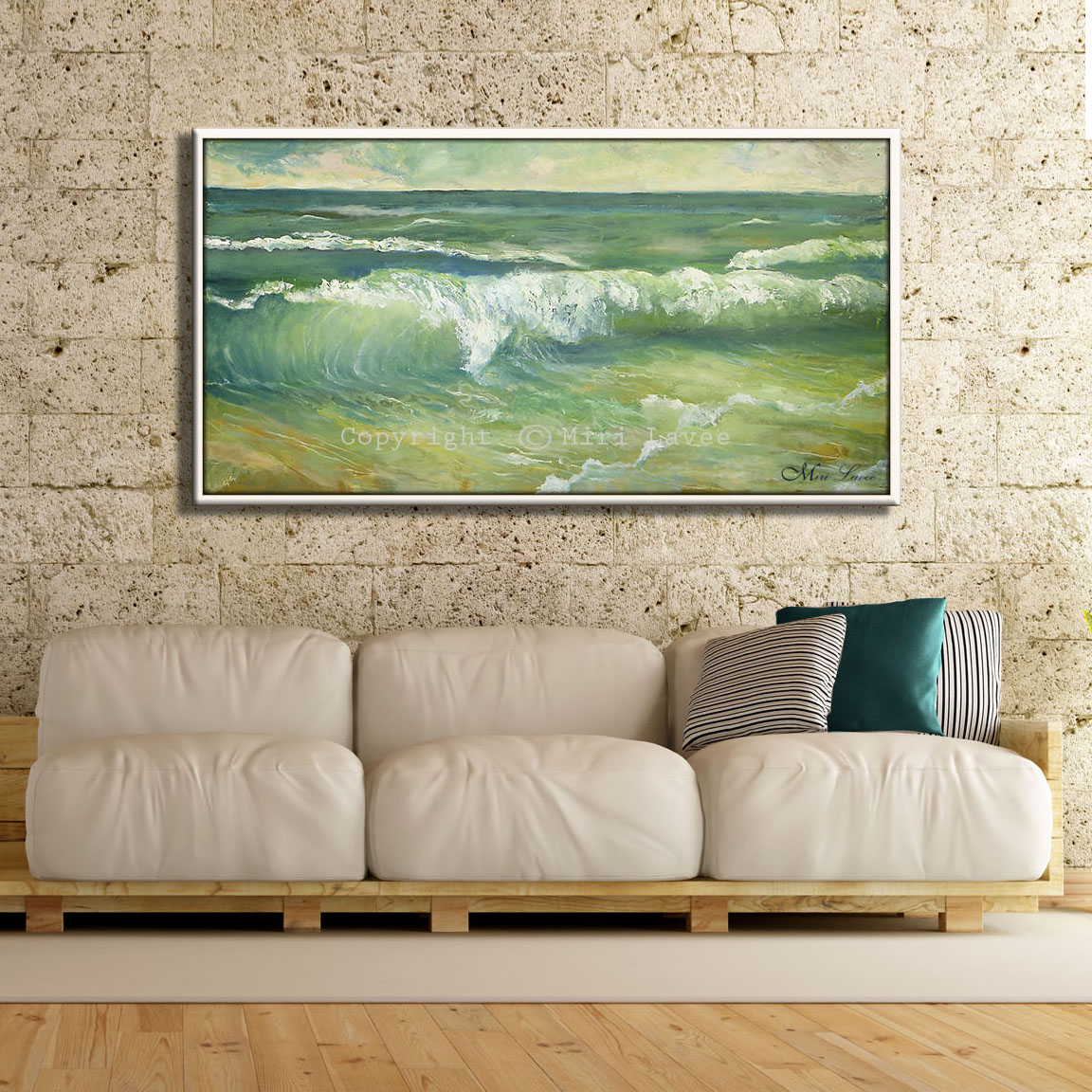 ציור ים וקצף גלים בגוונים ירוקים, בסלון מעל ספה בהירה ציירת מירי לביא