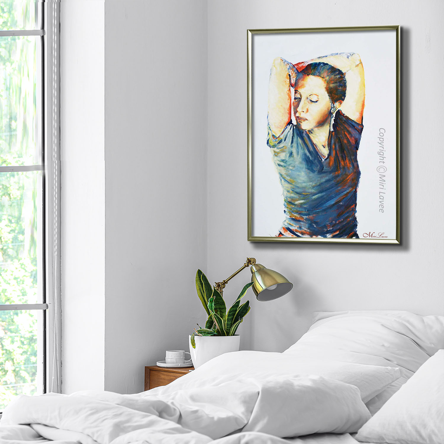 ציור אישה עם ידיים משולבות מאחורי הראש בחדר שינה לבן מעל המיטה ציירת מירי לביא
