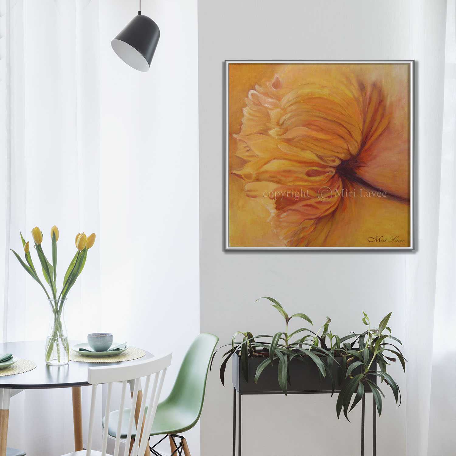 הציור רכות ציור פרח גדול בגוונים כתומים וצהובים בחדר המשפחה, ציירת מירי לביא.