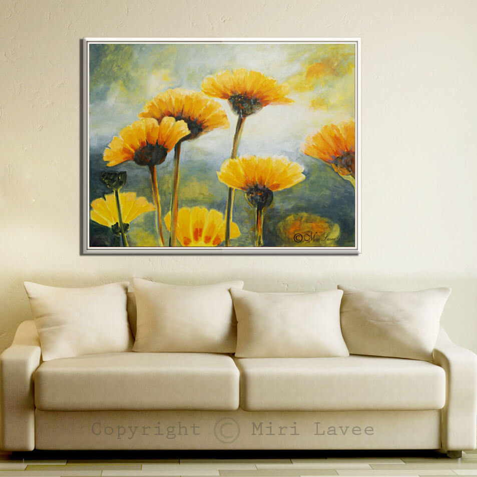 ציור גדול של פרחי בר תמונת חרציותב לסלון מעל ספה לבנה ציירת מירי לביא