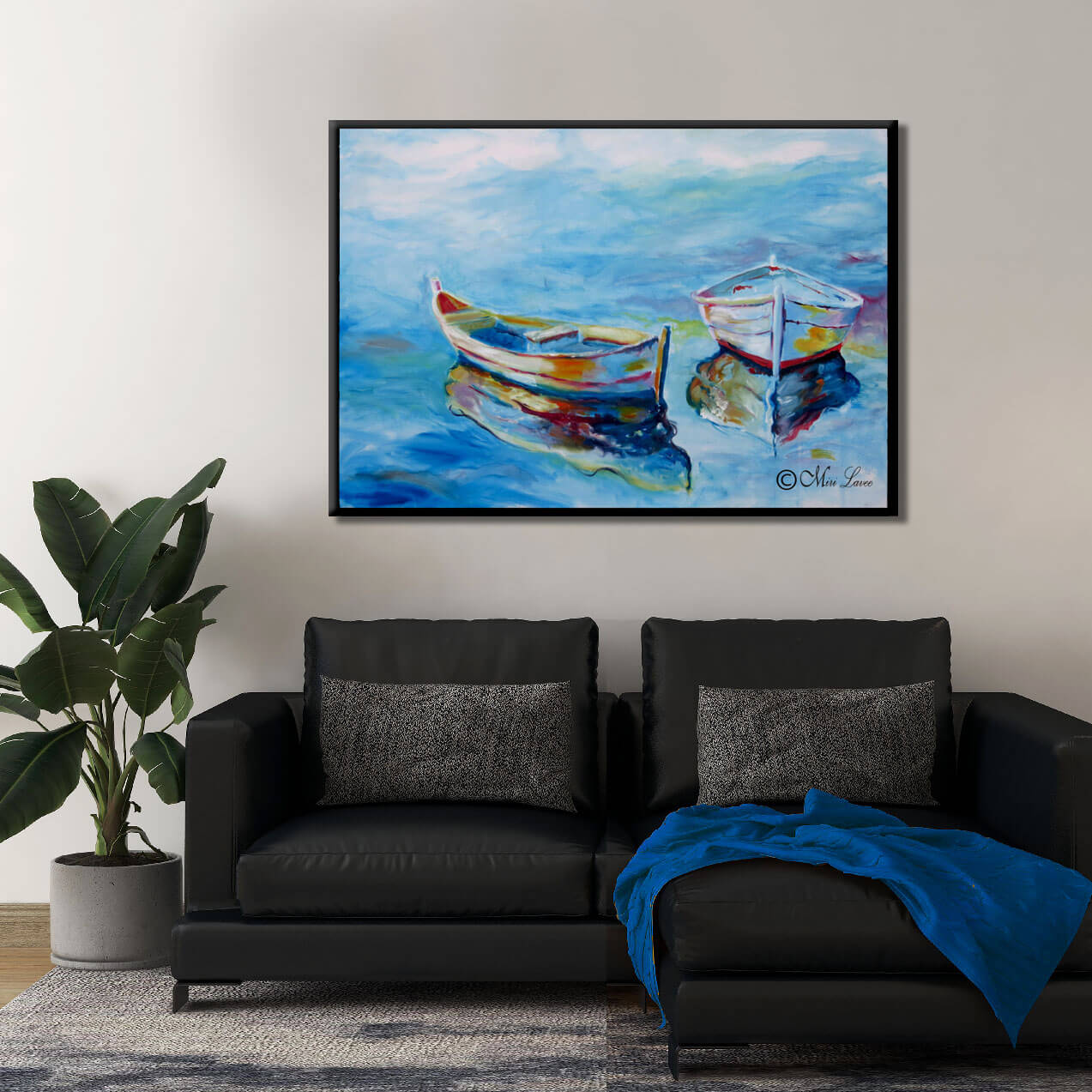 ציור של סירות וים כחול בסלון עם ספה שחורה ציירת מירי לביא