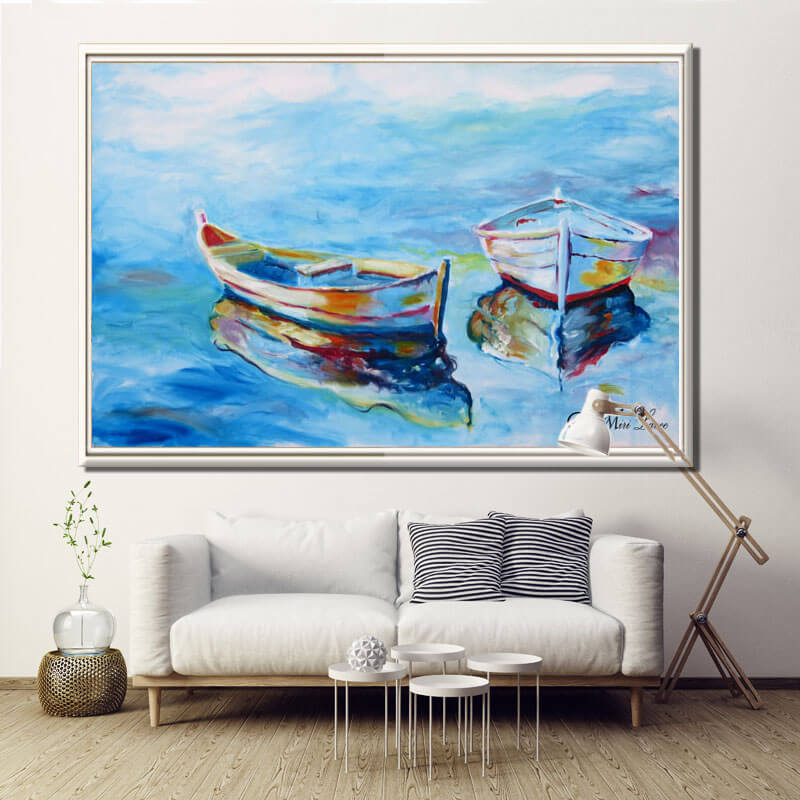 ציור של סירות מעל הספה בסלון לבן ציירת מירי לביא