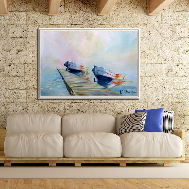ציור של סירות בים כחול מזח וערפילים צבעוניים בסלון מודרני עם קירות אבן ציירת מירי לביא