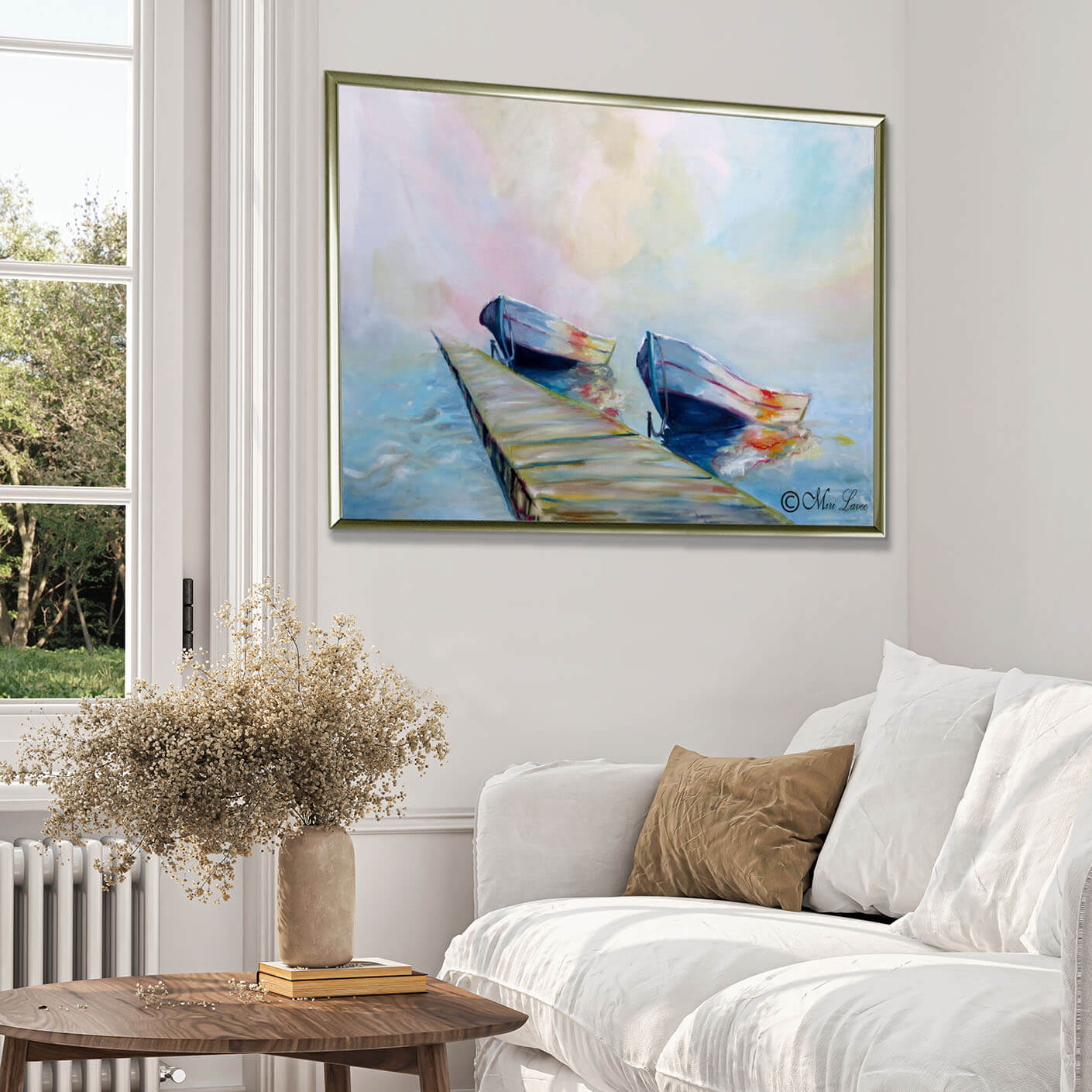 ציור של סירות בים כחול מזח וערפילי שחר צבעוניים בסלון לבן ציירת מירי לביא