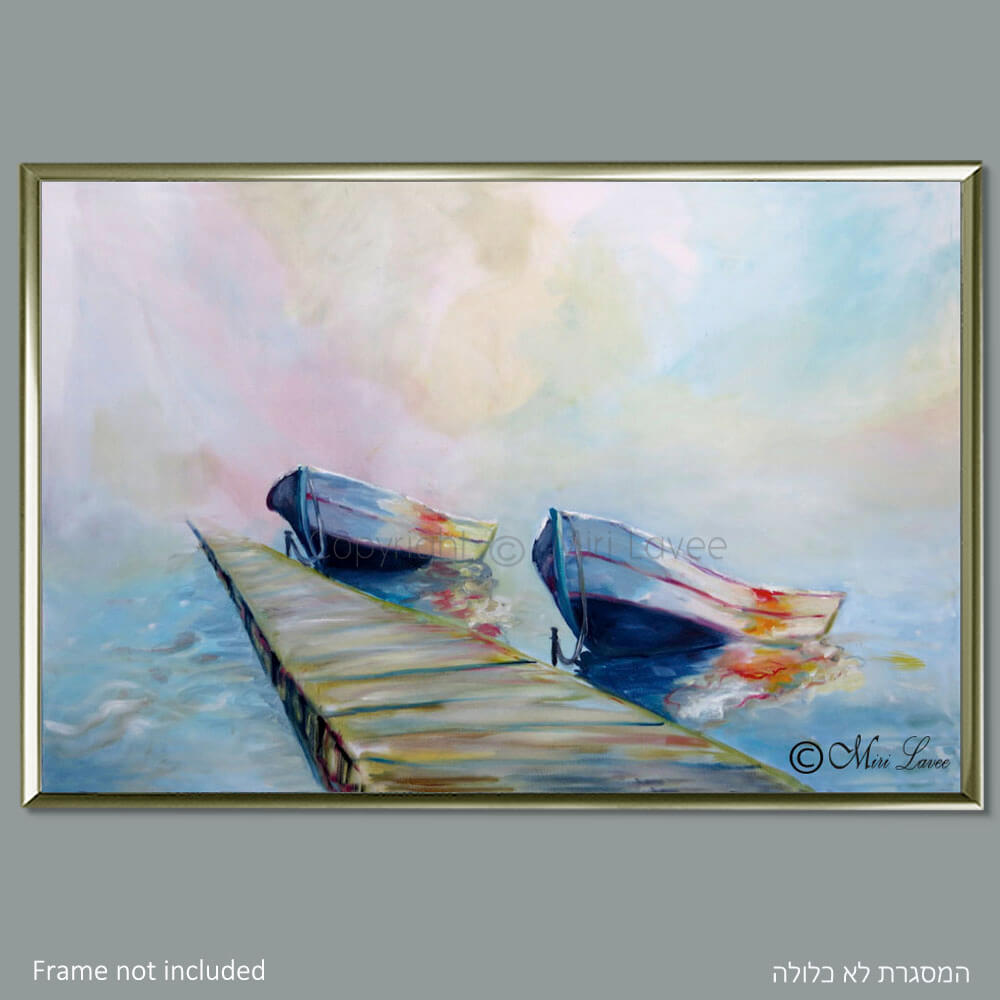 ציור של סירות עם שחר בים כחול עם מזח וערפילים צבעוניים ציירת מירי לביא