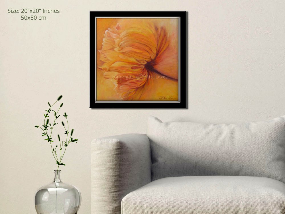 רכות - ציור פרח כתום מעל פינת הספה בסלון ציירת מירי לביא